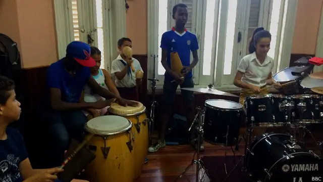 Niños y adolescentes se reúnen en La Colmenita después de las clases.