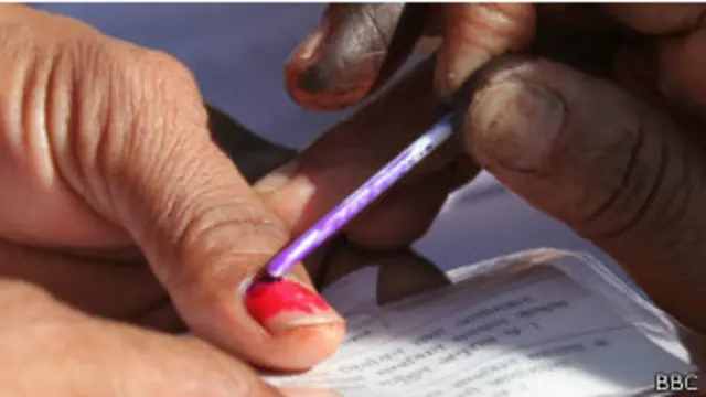 नेपाल में वोट देती एक महिला