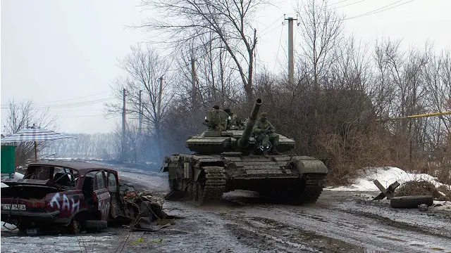 مشرقی یوکرین میں جاری لڑائی میں فریقین بھاری ہتھیار استعمال کر رہے ہیں