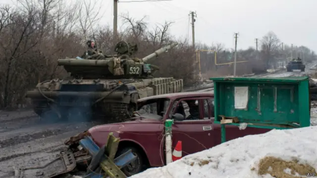 Xe tăng Ukraine được nhìn thấy cách sân bay Donetsk 5km