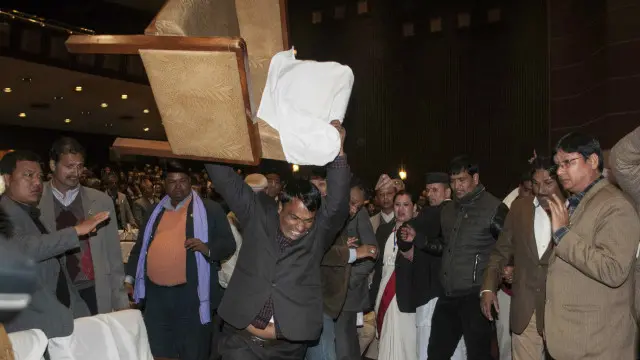 संविधानको बैठक स्थगित भएपछि सभासदहरुले कुर्सीहरु तोडफोड गरेका थिए