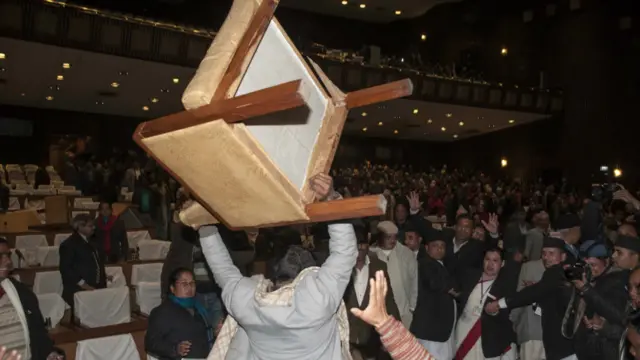 दोस्रो संविधानसभा चुनावमा एकीकृत माओवादी तेस्रो स्थानमा झर्न पुग्यो। दोस्रो संविधानसभा निर्वाचनपछि सत्ताधारी दल र प्रतिपक्षी दलबीच संविधानका संघीयता, शासकीय स्वरुपलगायतका विषयमा मत विभाजित हुँदै आएको थियो। संविधान जारी गर्ने पहिलो १ वर्षे म्यादसम्म एकीकृत माओवादी लगायतका दलहरुले आफ्नो असन्तुष्टी संविधानसभाभित्रै होहल्ला र तोडफोड गरेर जनाएका थिए। 