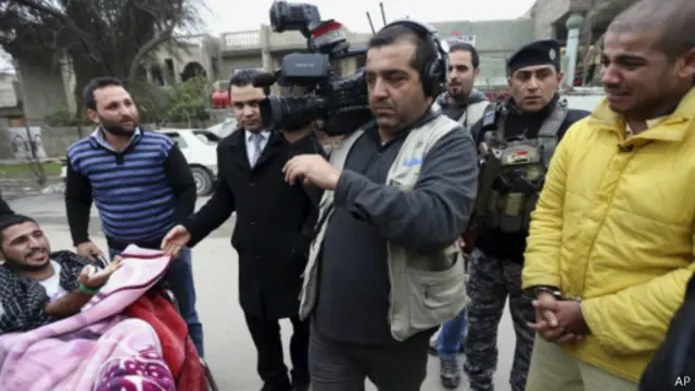 Para narapidana dibawa ke tempat mereka melakukan pengeboman dan menghadapi para keluarga korban.