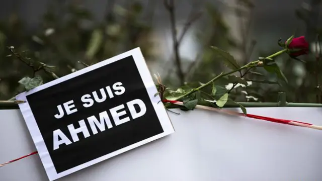 پیرس حملے میں مرنے والے ایک مسلمان پولیس افسر کے لیے اظہار عقیدت اس طرح پیش کیا گيا