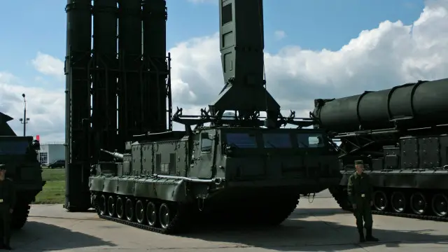 روس کے وزیر خارجہ سرگئی لاروف نے ایک بیان میں کہا کہ ایران کے جوہری پروگرام پر مذاکرات کو کامیاب بنانے کے لیے روس نے میزائلوں کی فروخت کے معاہدے کو رضاکارانہ طور پر روک دیا تھا