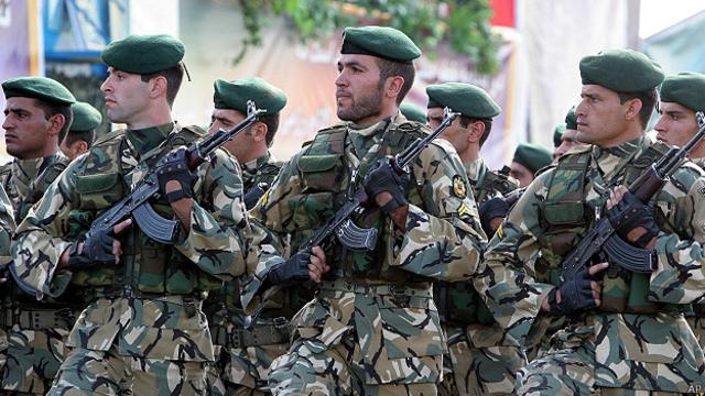 Иранские солдаты на параде