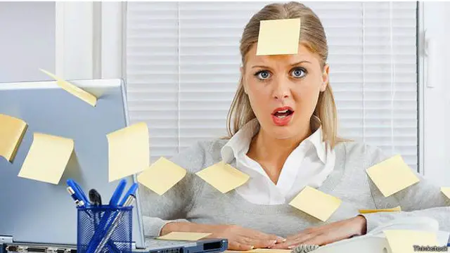 Растерянная сотрудница