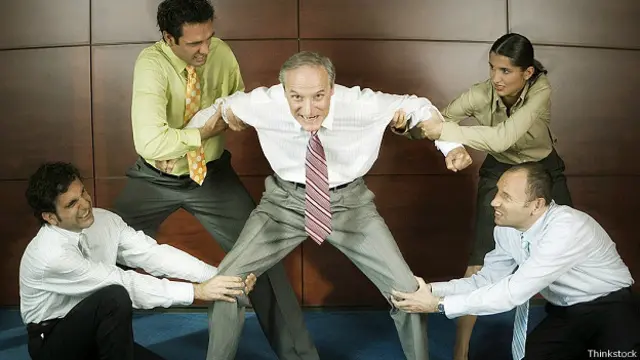 Начальника держут за руки и за ноги