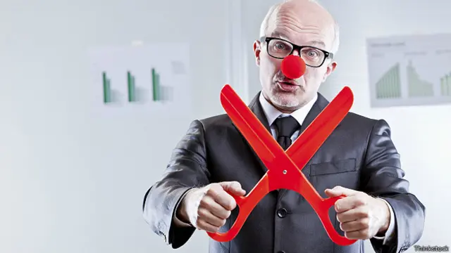 Начальник с красными ножницами и красным носом