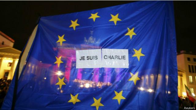 Флаг ЕС с надписью "Je suis Charlie" на фоне Бранденбургских ворот в Берлине