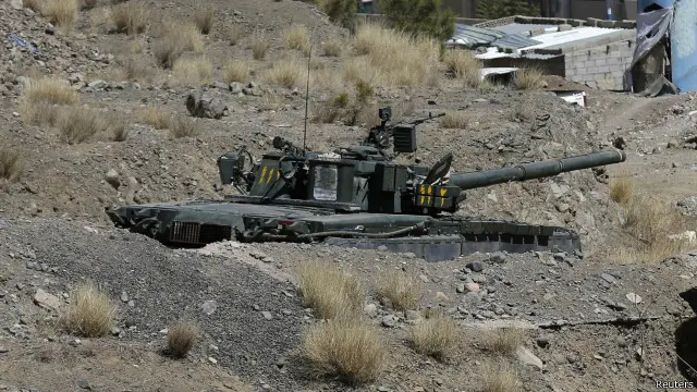 دبابة يمنية قال مسلحو الحوثيين إنهم استولوا عليها.