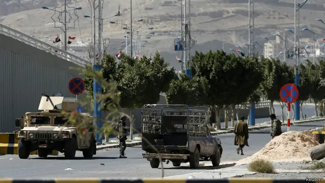 مركبات عسكرية تسد طريقا يفضي إلى قصر الرئاسة اليمني.