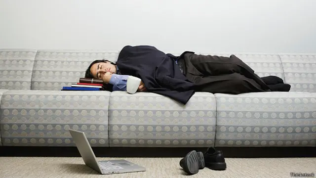 Спящий на диване бизнесмен