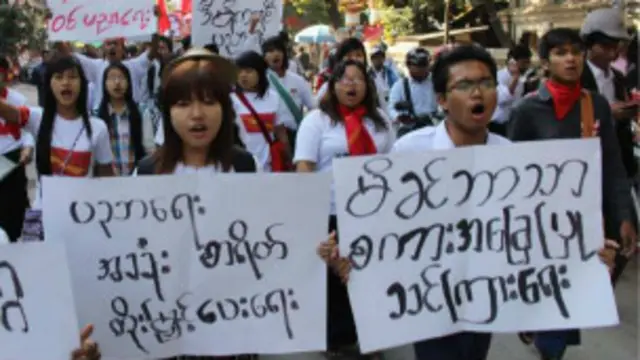 မန္တလေးက တက္ကသိုလ်ကျောင်းသားများ ရန်ကုန်ကို ချီတက်ဆန္ဒပြ