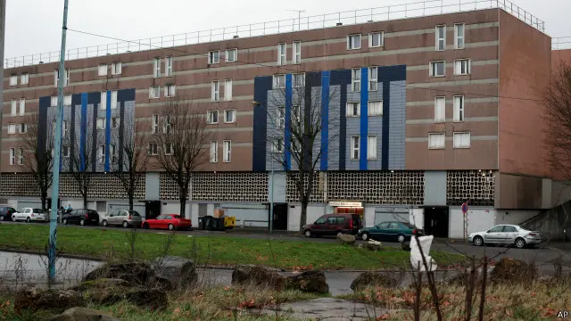 المنطقة التي عاش فيها أحمدي كوليبالي من المناطق الفقيرة التي يشير إليها رئيس الوزراء الفرنسي.