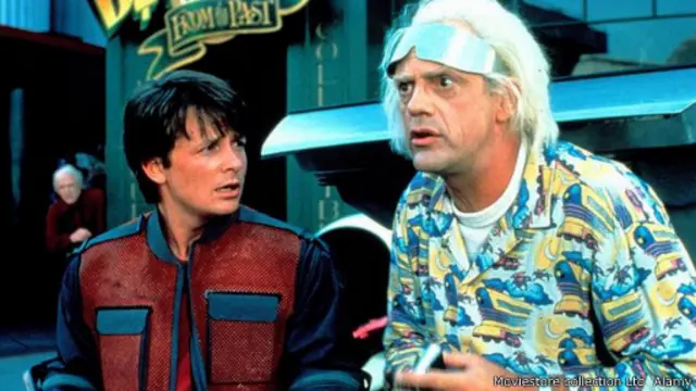 في بداية فيلم "العودة إلى المستقبل-2"، ينطلق مارتي ماكفلاي (يمثله مايكل جَي. فوكس) ودوك براون (يمثله كريستوفر لويد) عبر الزمن إلى عام 2015