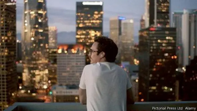 إن أحد الأساليب البارعة كي تكون حضارتك المستقبلية صدىً لما هي عليه حالياً، هو أن تُصوِّر فيلمك في أماكن موجودة الآن. 