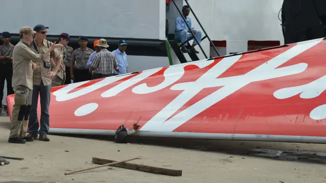 KNKT mengatakan masalah pada sistem kemudi pesawat yang telah berulang ditambah dengan respons pilot mengakibatkan pesawat AirAsia rute Surabaya-Singapura jatuh.