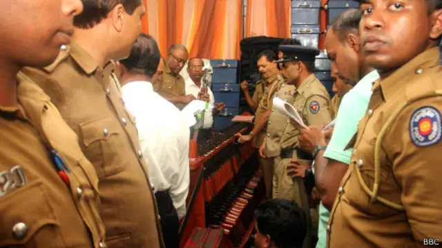 පොලිසිය රක්නා ලංකා අවි පිරික්සයි.