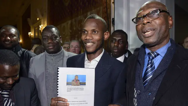 أثنى رئيس الوزراء الفرنسي مانويل فالز على شجاعة باثيلي خلال مراسم منحه الجنسية الفرنسية.