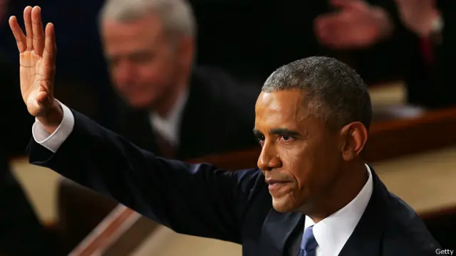 Барак Обама машет рукой в конце выступления в Конгрессе 20 января 2015 года