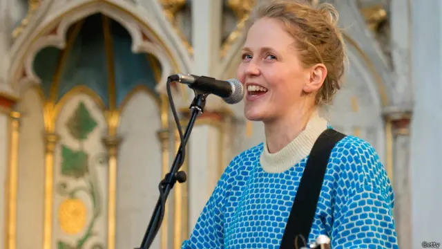 Комик Пиппа Эванс поет на собрании атеистов в бывшей церкви на севере Лондона