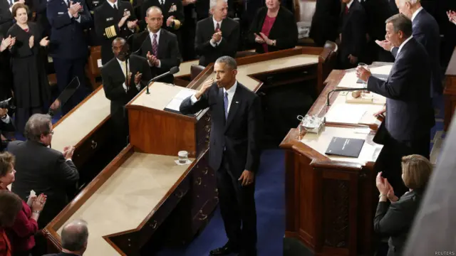奥巴马（左）在北京人民大会堂与习近平握手（12/11/2014）