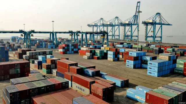 河北沧州黄骅港综合港区的集装箱码头（新华社图片7/1/2015）