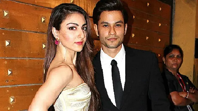 جوڑے نے گذشتہ سال پیرس میں منگنی کی تھی