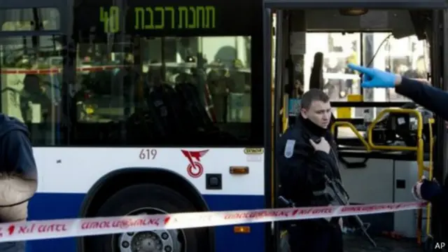 Penikaman terjadi saat bus berada di Jembatan Maariv, kata kepolisian Israel.