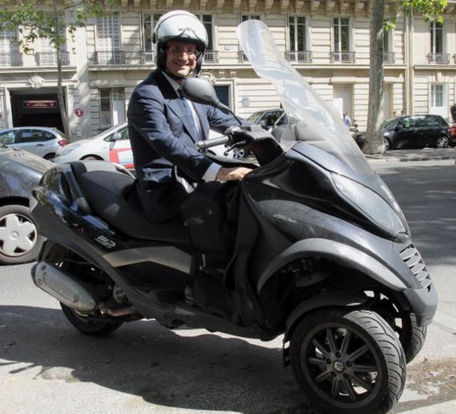 2011年，法国总统奥朗德在巴黎街头骑着一辆摩托车