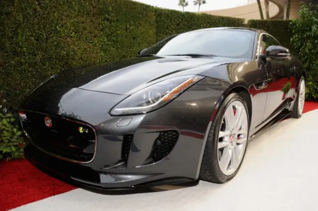 在美国加州比华利山一个颁奖礼上展示的一辆捷豹豪华跑车