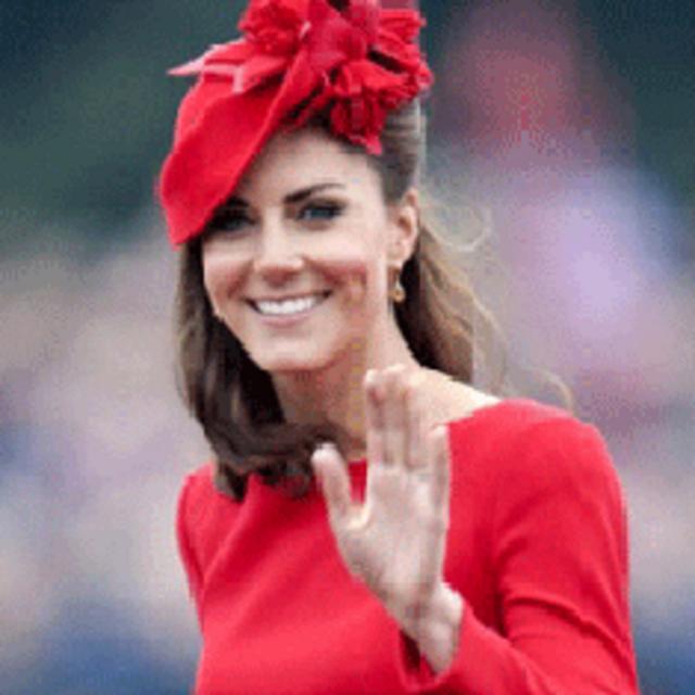 剑桥公爵夫人据报花了3570美元买了一套已故英国时装设计师麦昆设计的礼服参加英女王登基钻禧纪念。