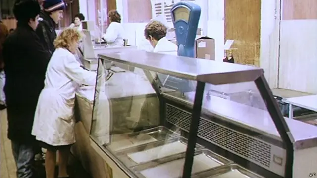 Пустые полки в одном из магазинов Москвы в советское время