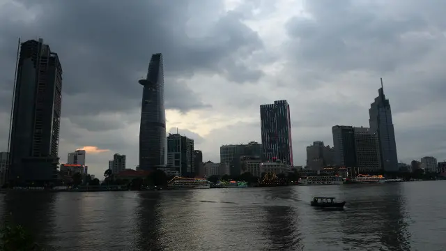 Giới chuyên gia cảnh báo nợ công Việt Nam có thể chạm trần trong thời gian tới