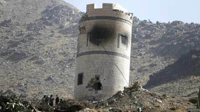 أحد أبراج القصر الرئاسي الذي تضرر بسبب الاشتباكات.