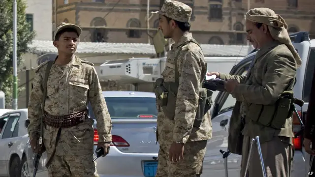 أفراد من مسلحي الحركة الحوثية يفتشون السيارات في محيط القصر الجمهوري.