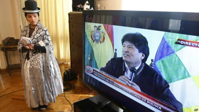 Boliviana assiste a entrevista de Evo Morales, em 19 de janeiro (AP)