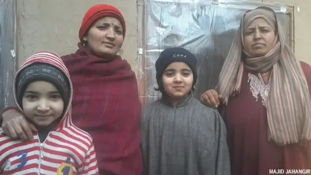 पंडित सुभाष की पत्नी ईशा अपनी पड़ोसी के साथ.