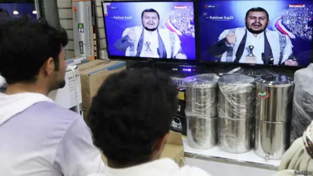Yemenliler Abdülmelik el Husi'nin konuşmasını izliyor.
