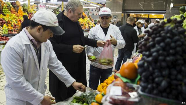 Инфляция растет из-за резкого снижения курса рубля и продовольственных санкций, говорят в минфине