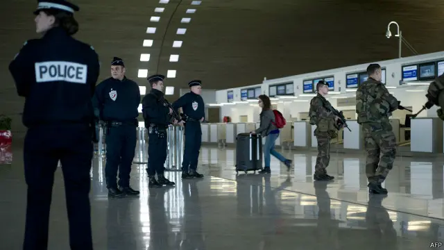 فرانس میں عوامی مقامات، سکولوں، یہودیوں کی عبادت گاہوں اور مساجد کی سکیورٹی کے لیے دس ہزار سے زائد فوجی اہلکار تعینات کیے گئے ہیں