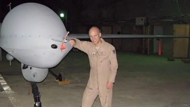 ښاغلي براینټ ته ویل شوي چې د ۲۰۰۷ او ۲۰۱۱ کلونو ترمنځ د بې پيلوټه الوتکې د سمبالوونکي په توګه یې د خپل ماموریت پرمهال د ۱۶۰۰ کسانو په وژلو کې همکاري کړې ده، خو لومړي عملیات یې په یاد نه دي