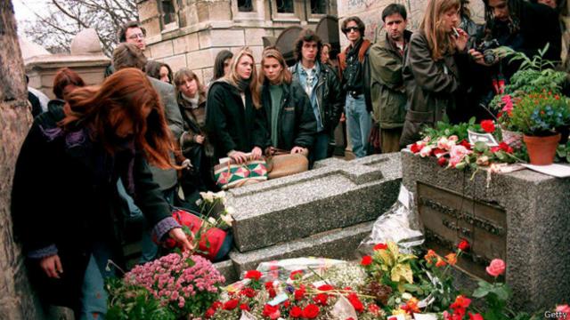 Tumba de Jim Morrison en el cementerio de París