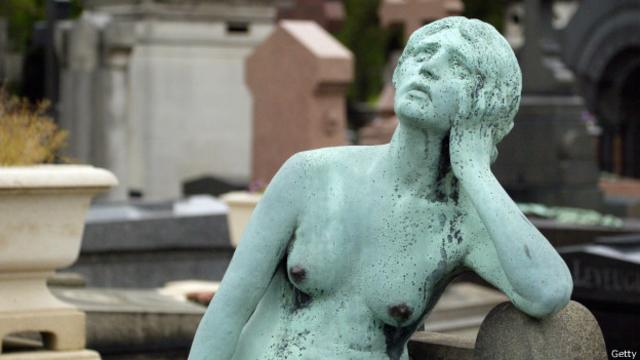 Escultura en el cementerio parisino
