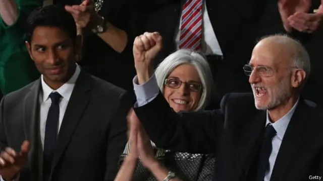 آلان غروس (يمين) استقبل بحفاوة بعد دعوة السيدة الأولى ميشيل أوباما له