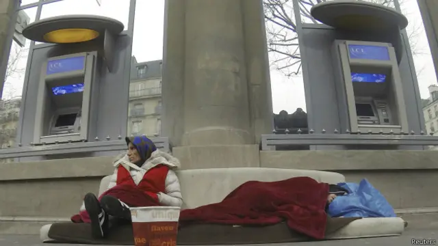 Sem-teto diante de banco em Paris, em 6 de janeiro (Reuters)