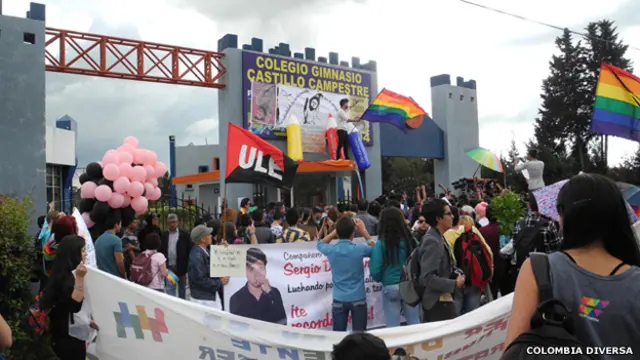 Plantón de protesta frente al colegio de Sergio Urrego