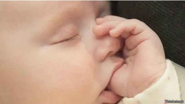 Bebês têm naturalmente o reflexo de sugar algo que toque seus lábios