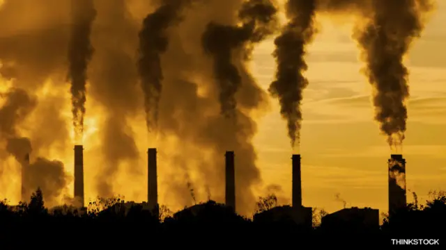 Fábricas emitiendo humo contaminante